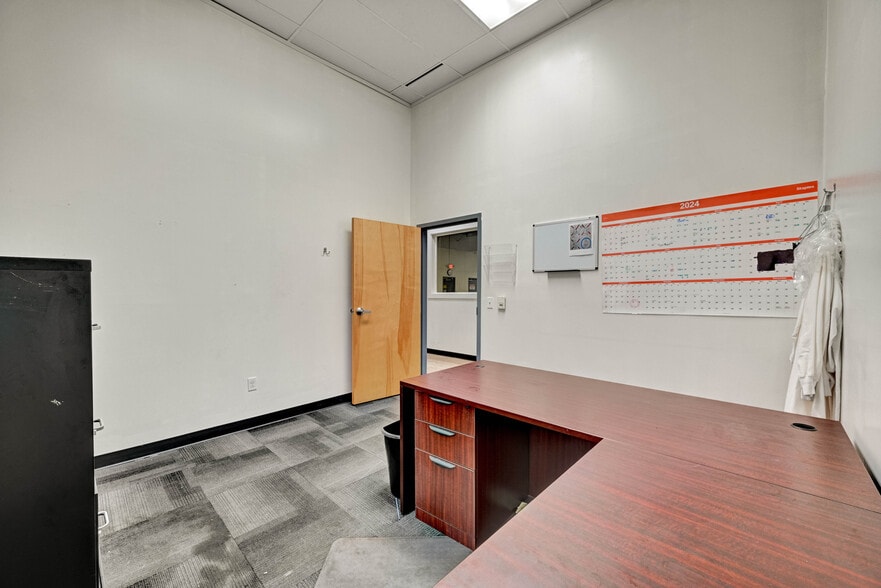 More Photos Of 100 Chamber Plz, Charleroi Supermarket For Lease
