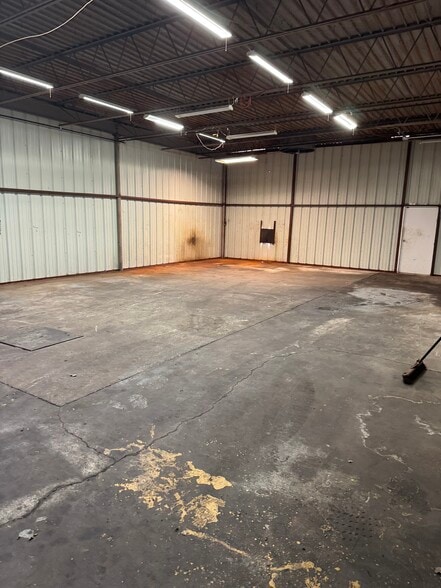 More Photos Of 1112 E Memphis St, Broken Arrow Service For Lease
