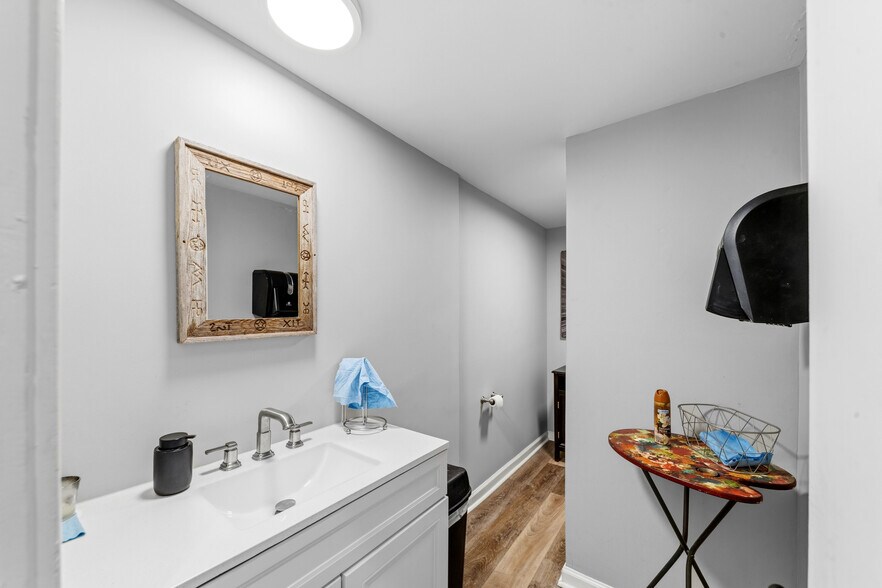 More Photos Of 308 W College St, Pulaski Flex For Sale