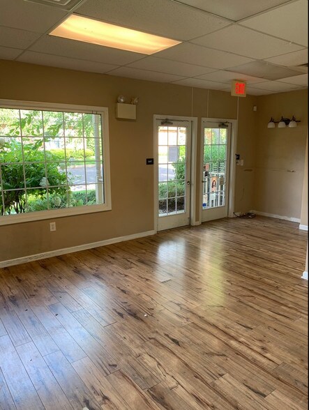 More Photos Of 385 Oxford Valley Rd, Yardley Freestanding For Lease