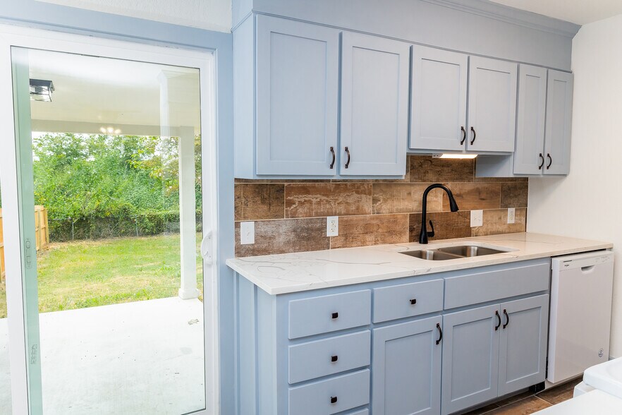 More Photos Of 811 Matchett St, Brenham Apartments For Sale