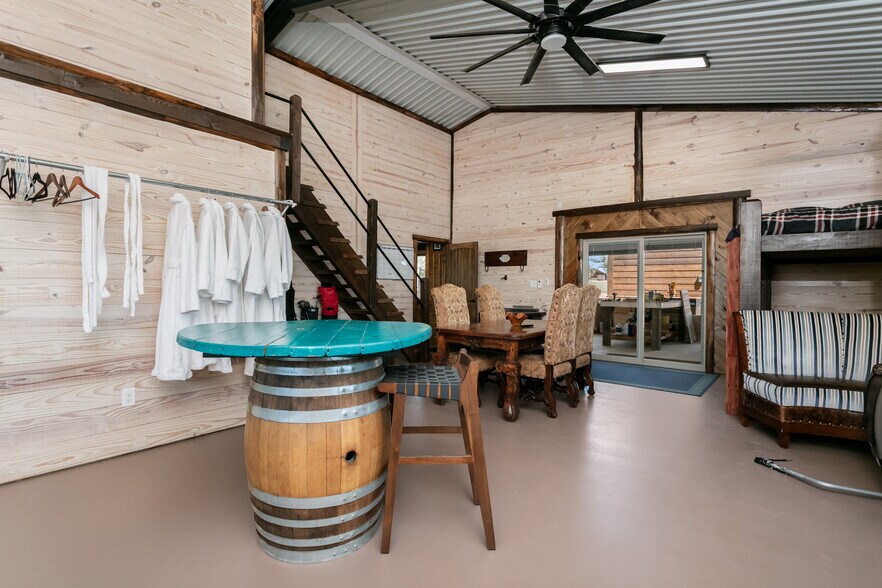 More Photos Of 100 Five Star Trl, Fredericksburg Hotel For Sale