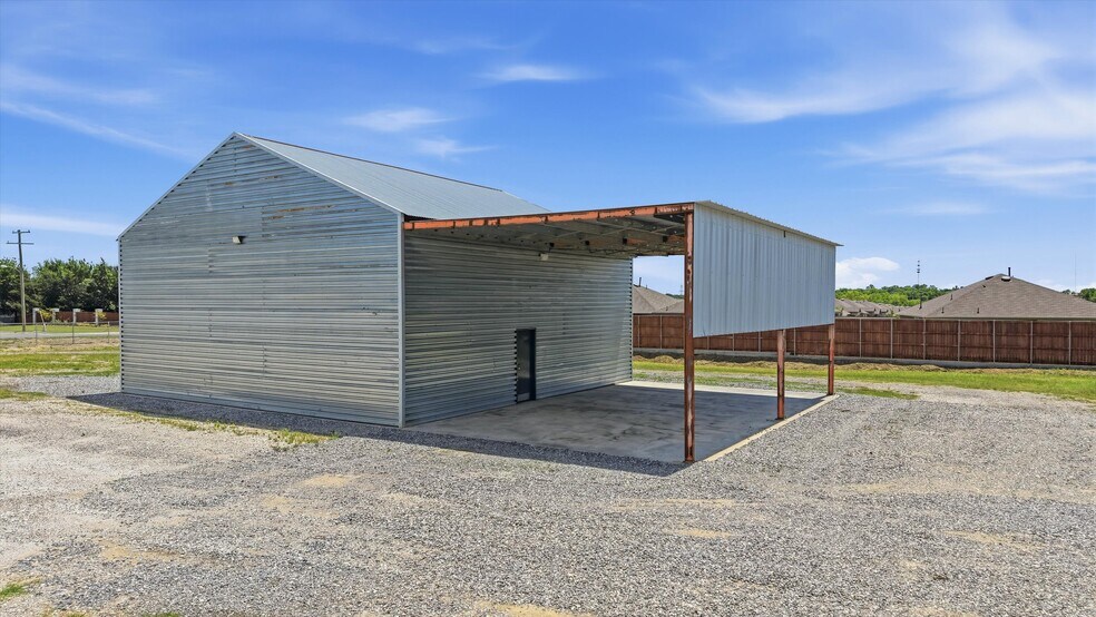 More Photos Of 224 E Cottage St, Sherman Warehouse For Sale
