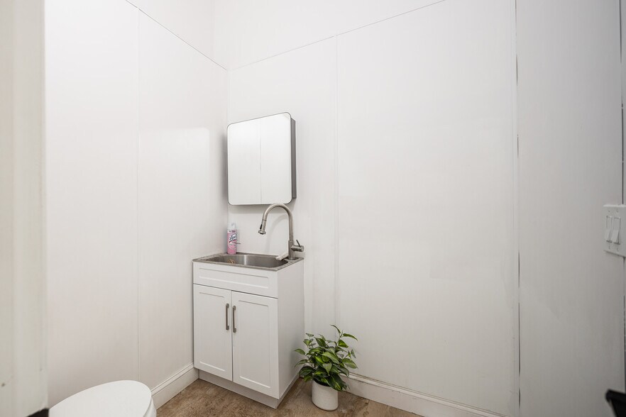 More Photos Of 385 Sheffield Ave, West Babylon Flex For Lease