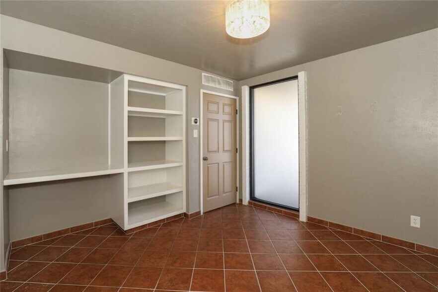 More Photos Of 500 Park Pl, Mustang Medical For Sale