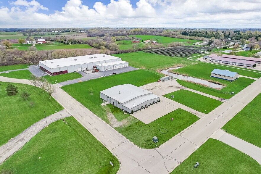 More Photos Of 860 N Parkway St, Jefferson Warehouse For Sale