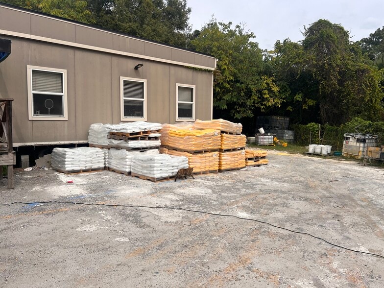 More Photos Of 1075 N Ronald Reagan Blvd, Longwood Warehouse For Lease