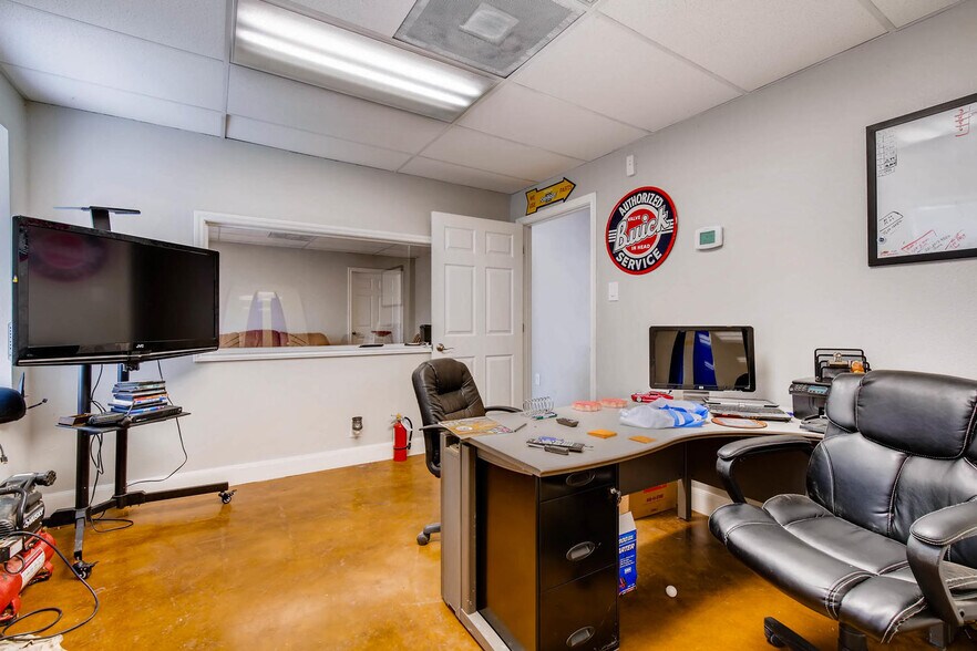 More Photos Of 13734 Lookout Rd, San Antonio Light Manufacturing For Lease