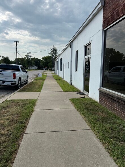 More Photos Of 717 N 2nd St, Vincennes Warehouse For Lease