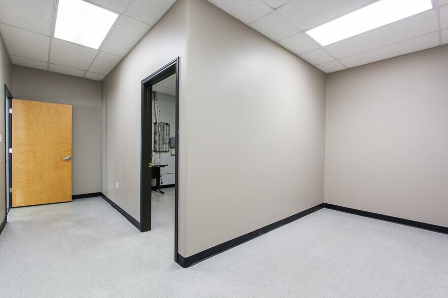 More Photos Of 1921 Corporate Dr, San Marcos Office For Lease
