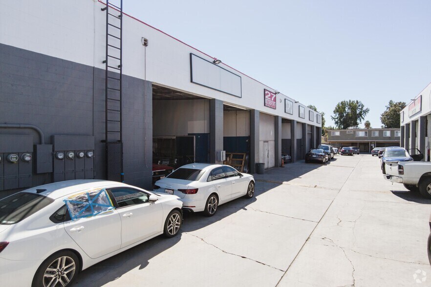 More Photos Of 20222-20230 Saticoy St, Winnetka Auto Repair For Lease