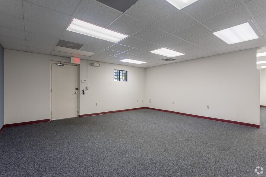 More Photos Of 5306-5346 Peters Creek Rd, Roanoke Showroom For Sale