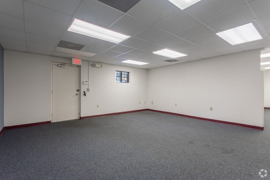 More Photos Of 5306 Peters Creek Rd, Roanoke Showroom For Sale