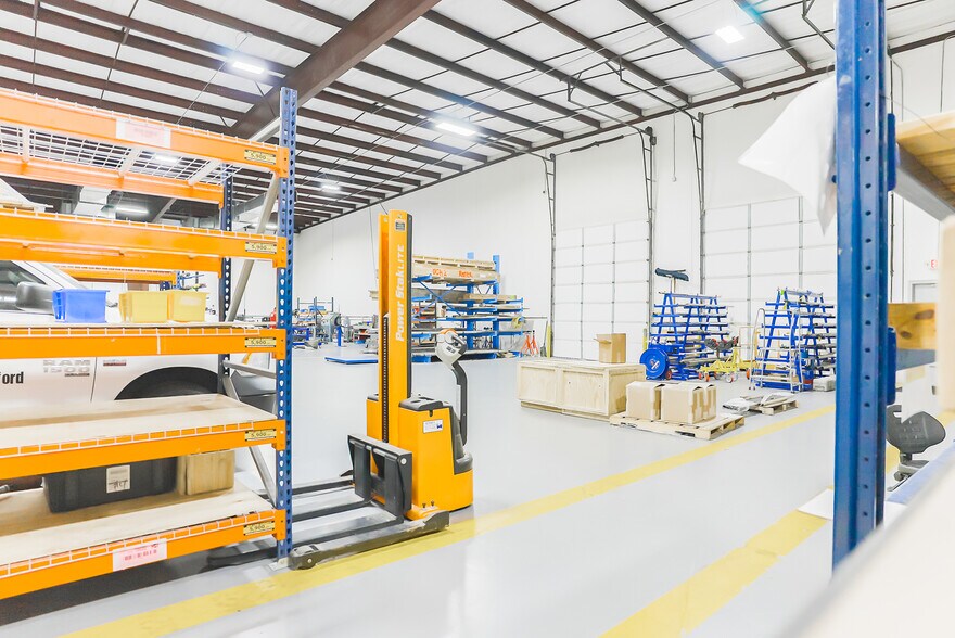 More Photos Of 9933 Regal Row, Houston Warehouse For Lease