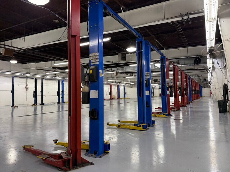 More Photos Of 2660 S Mendenhall Rd, Memphis Auto Repair For Lease