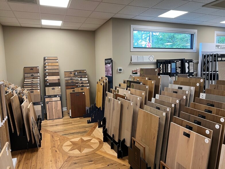 More Photos Of 14 Palmetto Business Park Rd, Hilton Head Island Showroom For Sale