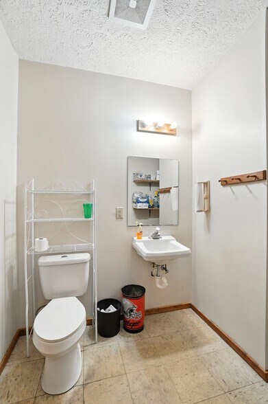 More Photos Of 103 Quinter Farm Rd, Englewood Freestanding For Sale