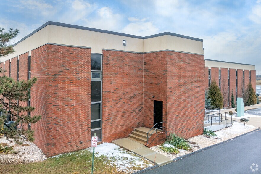 More Photos Of 4 Park Plz, Wyomissing Office For Sale