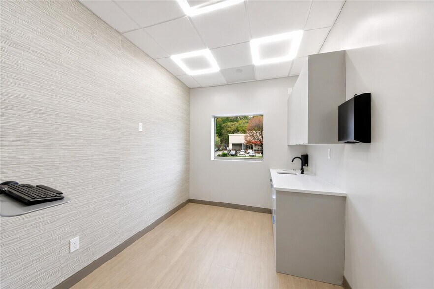 More Photos Of 860 Central Park Ave, Scarsdale Bank For Lease