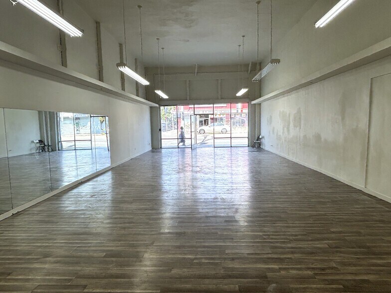 More Photos Of 5536-5542 Santa Monica Blvd, Los Angeles Storefront For Lease