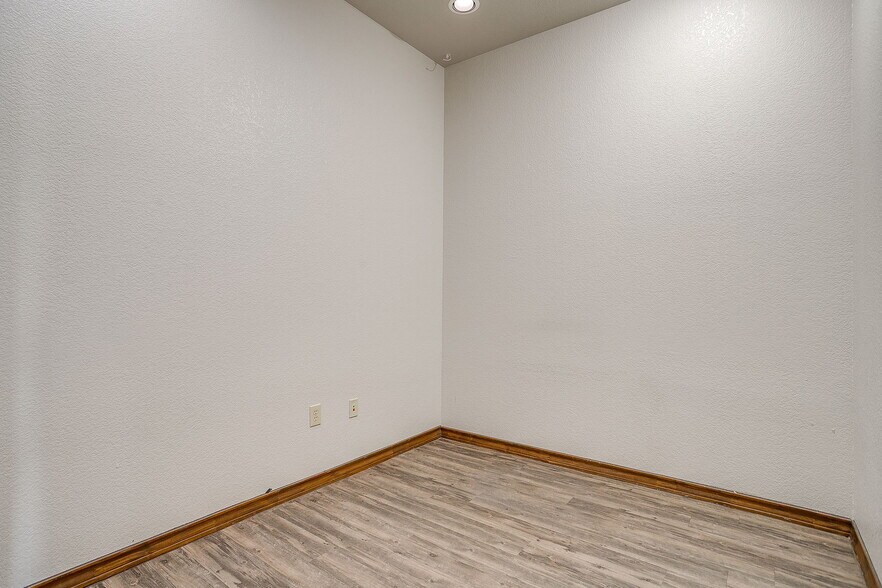 More Photos Of 1318-1324 NW John Jones Dr, Burleson Office For Lease