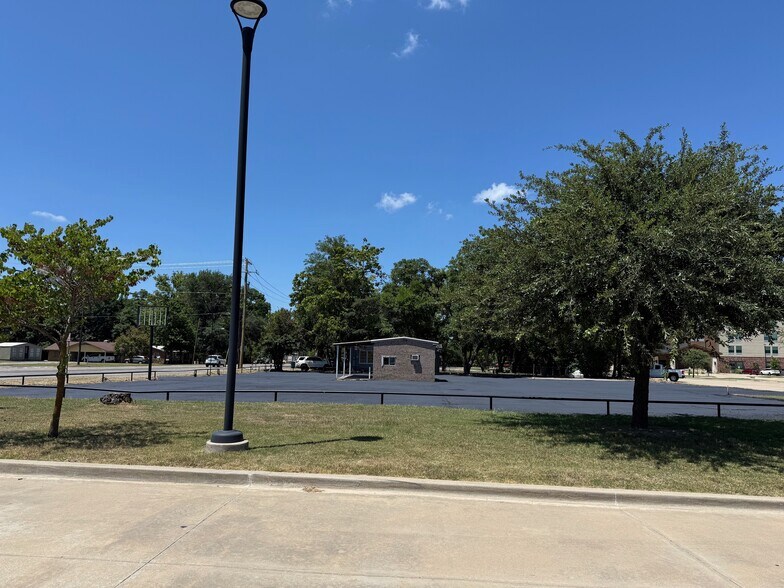 More Photos Of 407 N Main St, Lindale Land For Lease