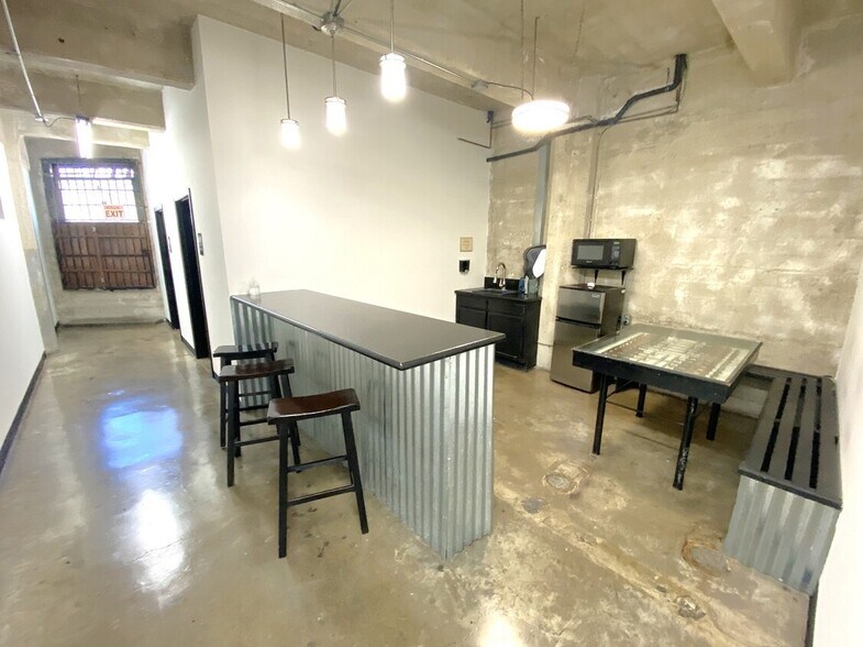 More Photos Of 817 S Los Angeles St, Los Angeles Manufacturing For Lease