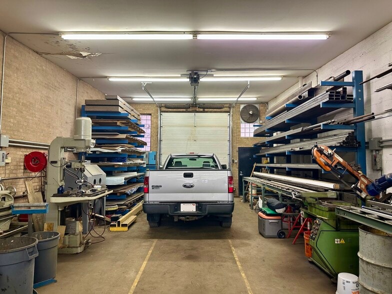 More Photos Of 1906 N Milwaukee Ave, Chicago Service Station For Sale