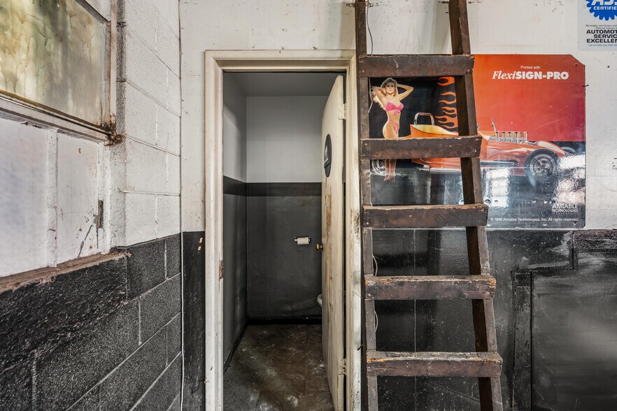 More Photos Of 111 E Wilhelmina St, Anaheim Auto Repair For Lease