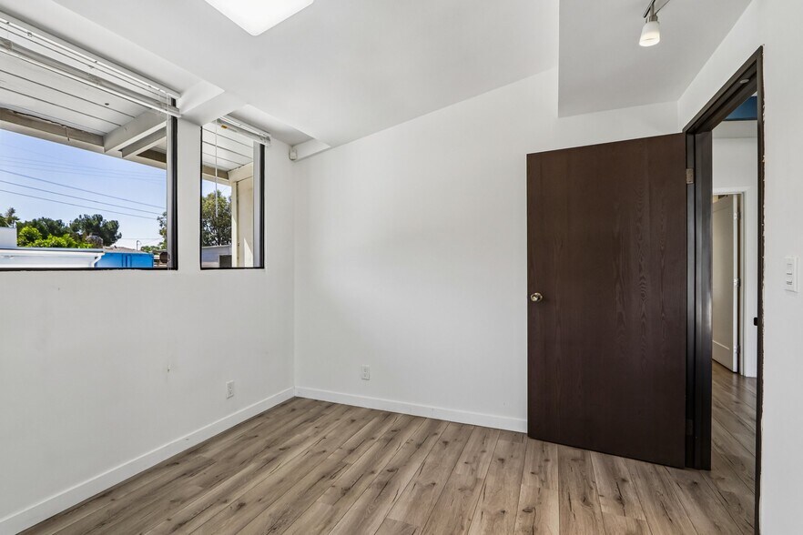 More Photos Of 11100 Sheldon St, Sun Valley Office Residential For Sale