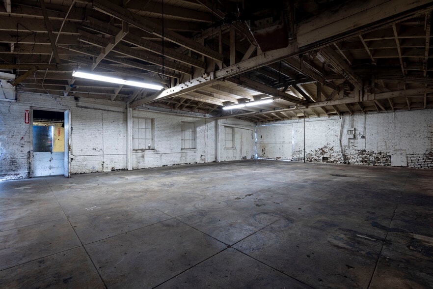 More Photos Of 110 E 62nd St, Los Angeles Auto Repair For Lease