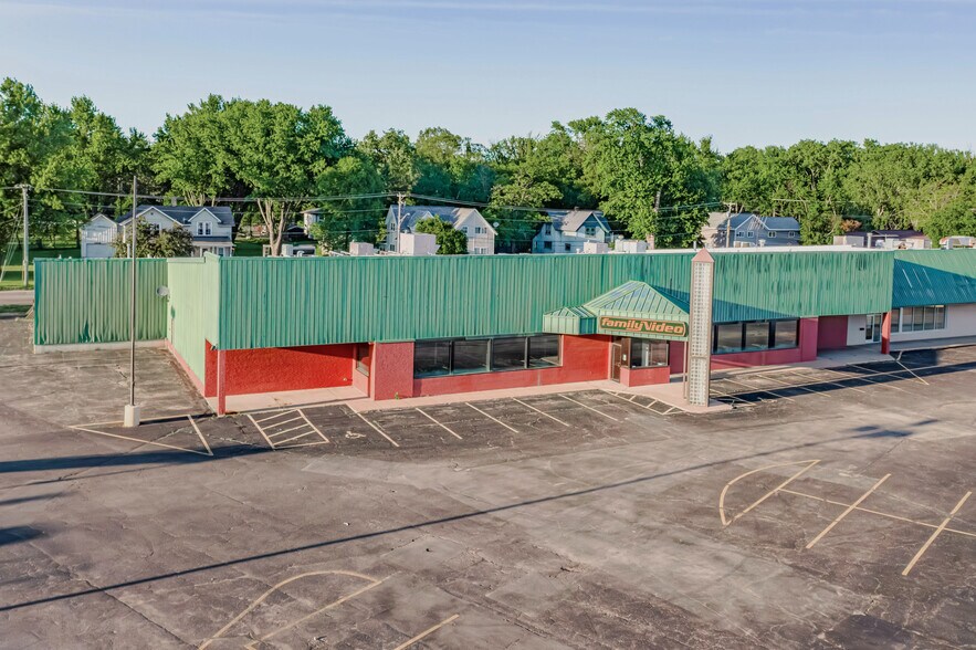 Primary Photo Of 406 Wolf River Plz, New London General Retail For Lease