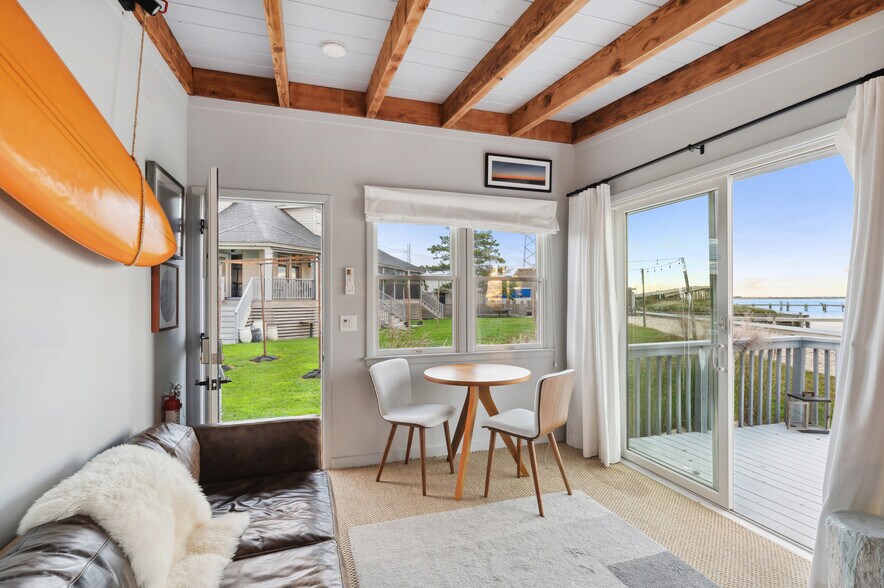 More Photos Of 32 Lighthouse Rd, Hampton Bays Hotel For Sale