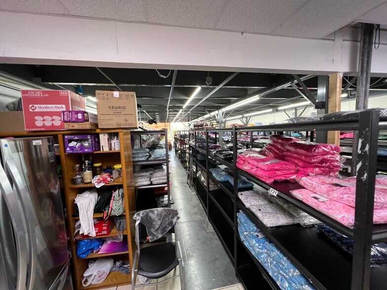 More Photos Of 6600-6626 Kingspointe Pky, Orlando Distribution For Lease