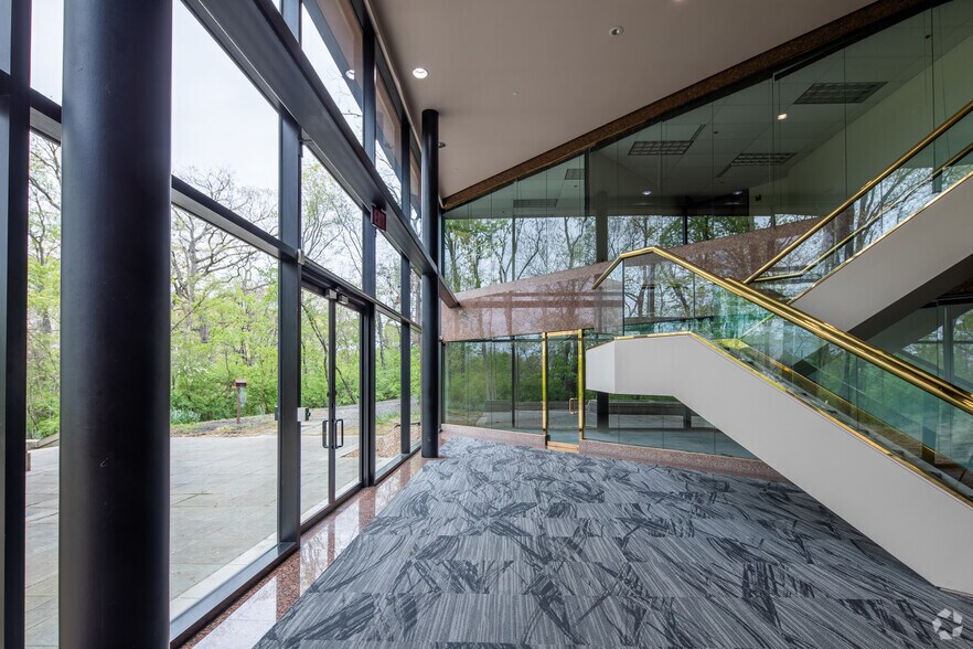 More Photos Of 550 Maryville Centre Dr, Saint Louis Office For Sale