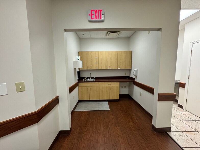 More Photos Of 1215 Dunn Ave, Jacksonville Medical For Lease
