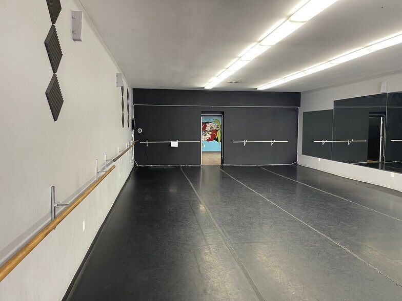 More Photos Of 1735 Garnet Ave, San Diego Storefront For Lease