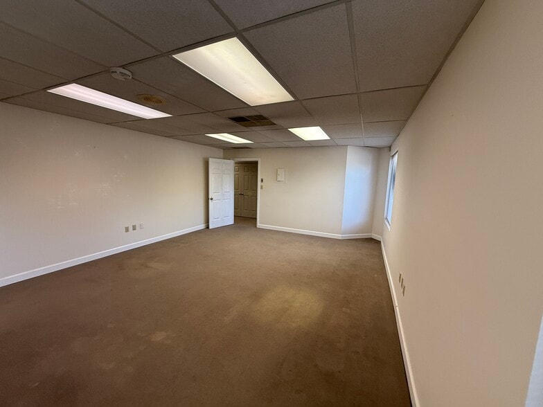 More Photos Of 403 Chatham Sq, Fredericksburg Office For Sale