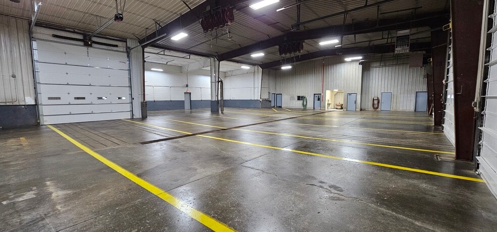 More Photos Of 3845 S 27th St, Franksville Service For Lease