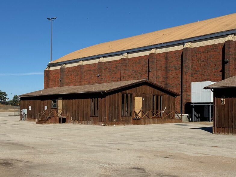 More Photos Of 10408 State Highway 64 E, Tyler Theater Concert Hall For Sale