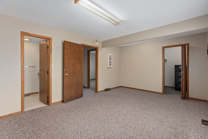 More Photos Of 902 W Union Ave, Litchfield Office For Sale