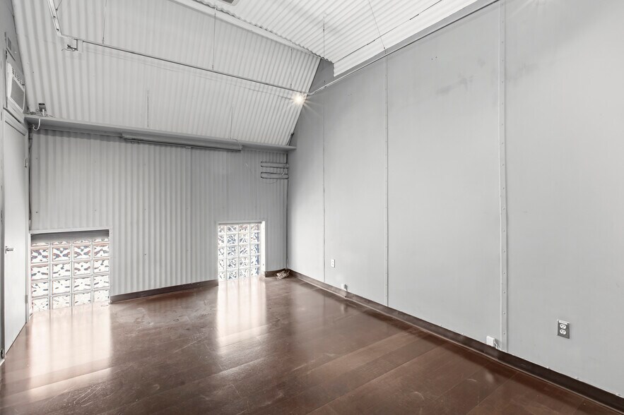 More Photos Of 560 4th St, San Francisco Showroom For Lease