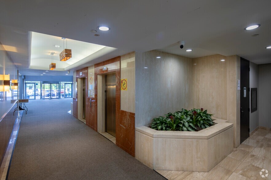 More Photos Of 700 Dorval Dr, Oakville Unknown For Lease