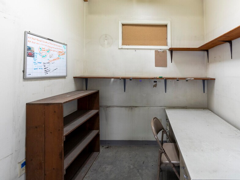 More Photos Of 800 Clough Ave, Columbus Service For Lease