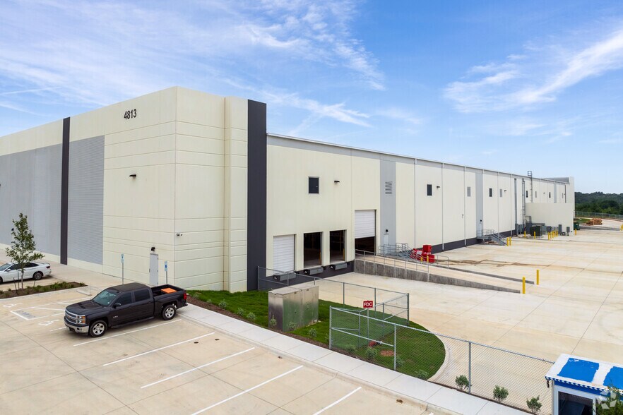 More Photos Of 4813 N Interstate 35, Georgetown Distribution For Sale