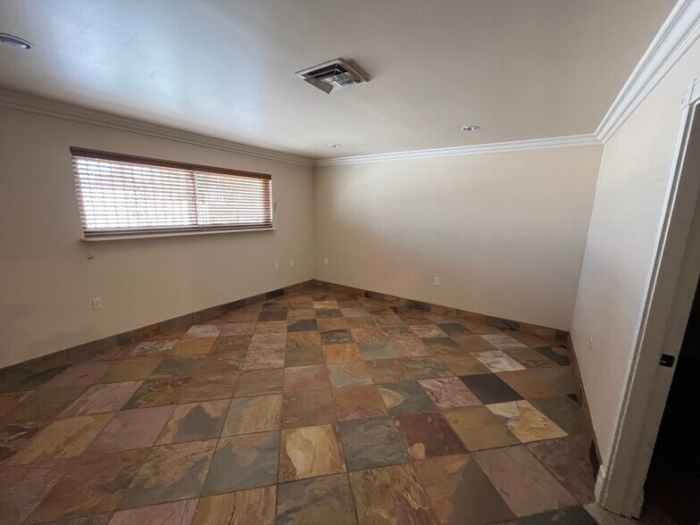 More Photos Of 3909 Vegas Dr, Las Vegas Office For Sale