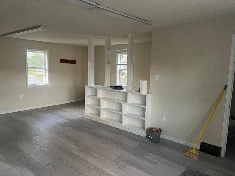 More Photos Of 706 Willow St, Southampton Office For Lease