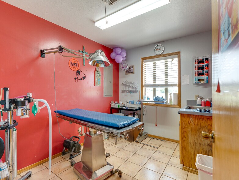 More Photos Of 1853 S Broadway St, Coalgate Flex For Sale