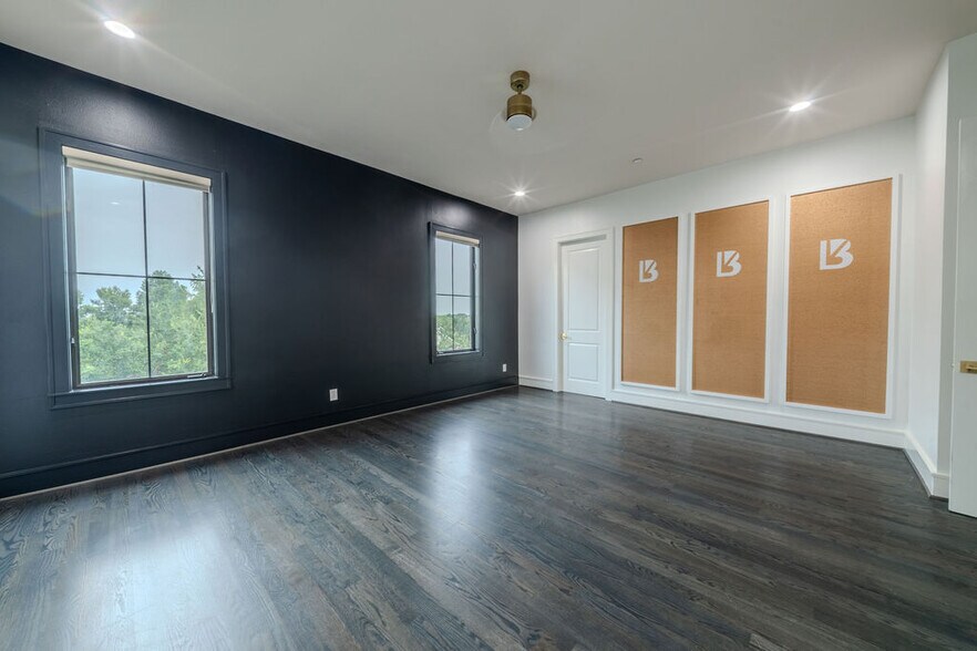 More Photos Of 1423 Lake Pointe Pkwy, Sugar Land Office For Sale