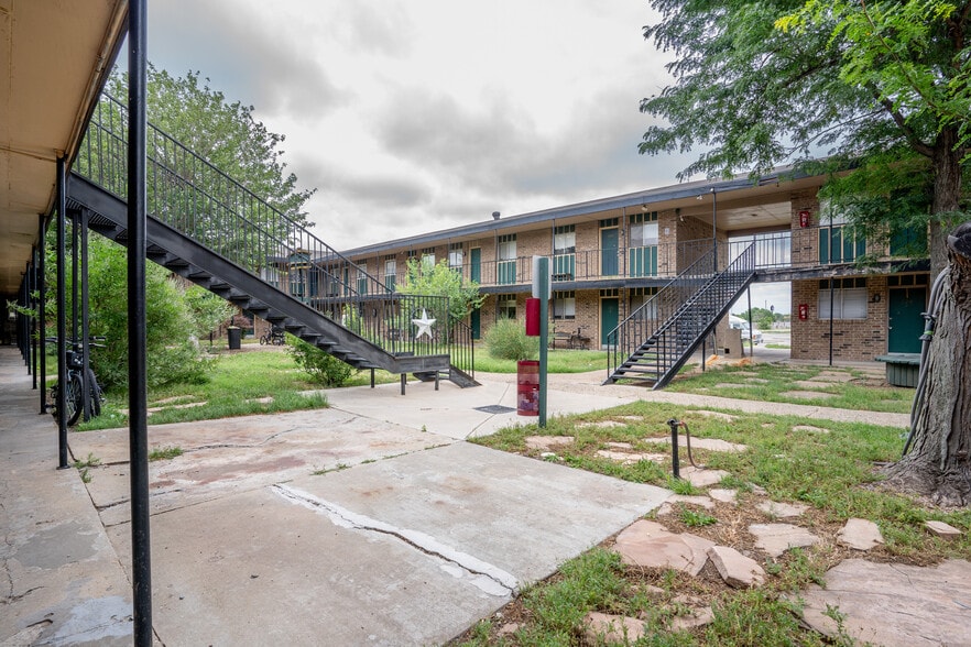 More Photos Of 1031 N Sumner St, Pampa Apartments For Sale